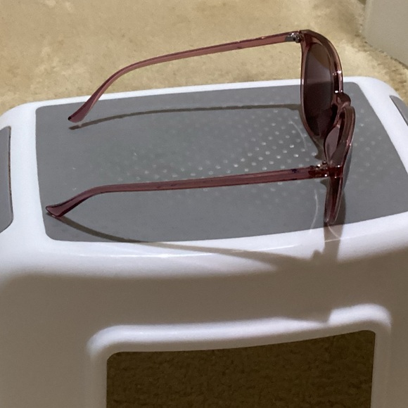 🆕🔥solar accent brand, super cute and stylish Pink Sunglasses nwt - Picture 2 of 3